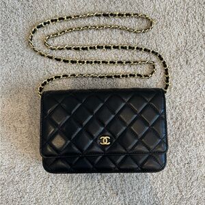 Chanel wallet on chain purse
Lambskin & gold tone metal
Black